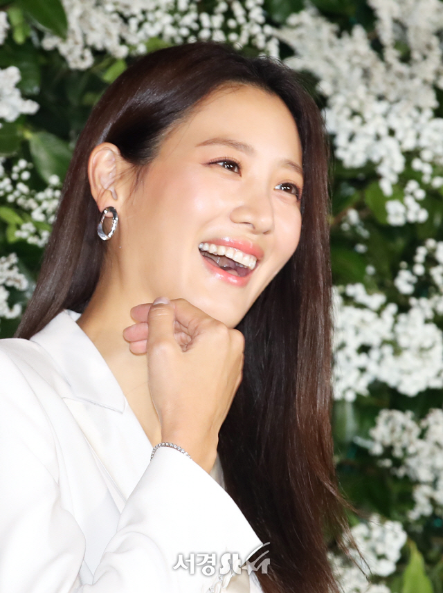 수현, 아름다운 미소