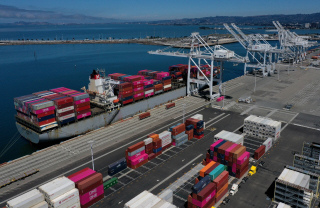 3일(현지시간) 미국 캘리포니아주 오클랜드 항구에 선박들이 줄지어 서있다. /오클랜드=AFP연합뉴스