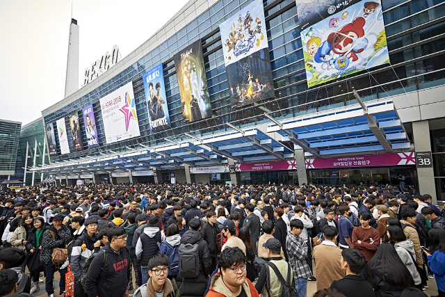 지난해 11월 부산 벡스코에서 열린 ‘지스타 2018’에서 관람객들이 광장에 모여있다./사진제공=한국게임산업협회