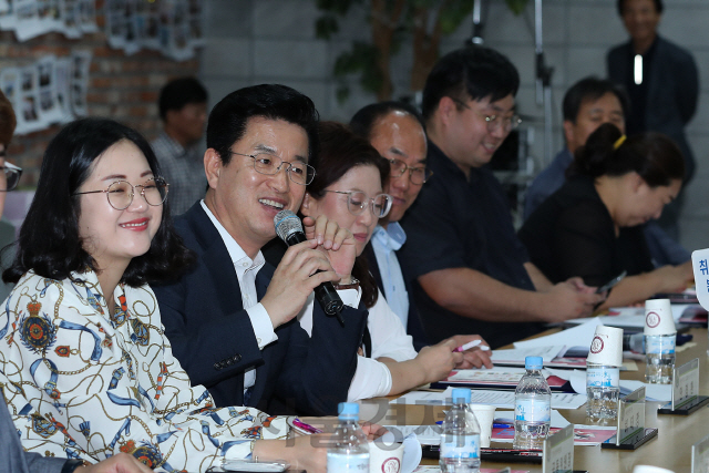 허태정(사진 왼쪽에서 두번째) 대전시장이 2019년 제2차 청년정책위원회를 주재하고 있다. 사진제공=대전시