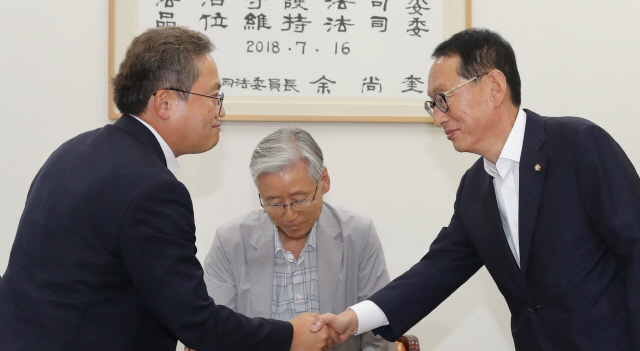 국회 법제사법위원회의 여상규(가운데) 위원장과 송기헌(왼쪽) 더불어민주당 간사, 김도읍 자유한국당 간사가 4일 국회 법사위원장실에서 조국 법무부 장관 후보자 인사청문회 협의를 위해 회동한 가운데 송 간사와 김 간사가 악수하고 있다.   /연합뉴스