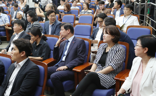 이재정 대변인 등 더불어민주당 의원들이 지난 2일 국회에서 열린 조국 법무부 장관 후보자 기자간담회에 참석해 있다./연합뉴스