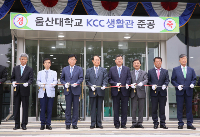 정몽진(왼쪽 다섯번째) KCC 회장이 지난 4일 울산대 KCC생활관 준공식에서 권오갑(〃 세번째) 현대중공업 부회장과 오연천(〃 여섯번째) 울산대 총장 등과 함께 테이프커팅을 하고 있다. 울산대 KCC생활관 건립은 정상영 KCC 명예회장과 KCC가 기부금 170억원을 쾌척하면서 이뤄졌다. /사진제공=KCC