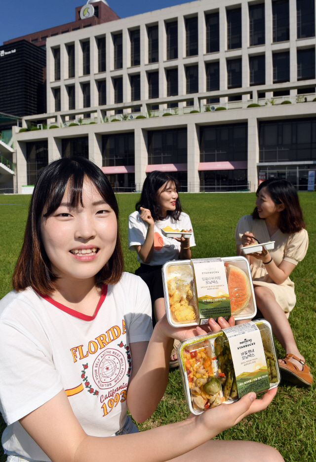 성균관대학교 인문사회과학캠퍼스에서 방송국 학생들이 스타벅스 모닝박스를 먹고 있다./이호재기자