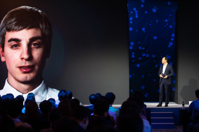 장화진 한국 IBM 대표가 5일 서울 강남구 르메르디앙서울호텔에서 열린 ‘IBM 데이터 앤 AI 포럼’에서 국내 최초 공개한 디지털 휴먼 ‘빈센트’와 대화하고 있다/사진제공=한국IBM