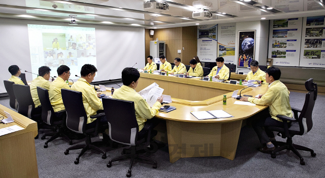 한국농어촌공사는 5일 오후 영상회의를 열고 부서별지역별 사전대비상황과 대응계획 전반에 대해 점검했다./사진=농어촌공사