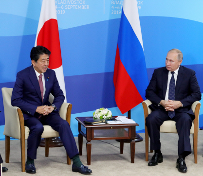 블라디미르 푸틴(오른쪽) 러시아 대통령이 5일(현지시간) 블라디보스토크에서 열린 동방경제포럼 중 아베 신조 일본 총리와 회담하고 있다. /블라디보스토크=로이터연합뉴스
