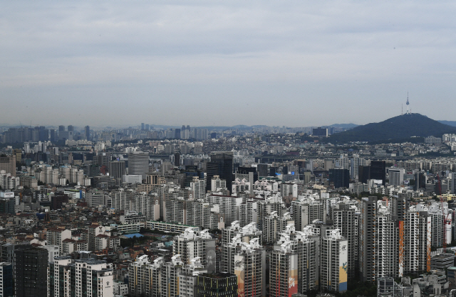 제13호 태풍 '링링'이 북상 중인 6일 서울 강남구 트레이드타워에서 바라본 도심 하늘에 먹구름이 껴있다. 최대 초속 55m(시속 200km) 이상의 강한 바람을 동반한 태풍 '링링'은 제주도와 남부지방은 6일 오후, 중부지방은 7일 오전부터 영향권에 들 것으로 예보됐다./오승현기자 2019.9.6