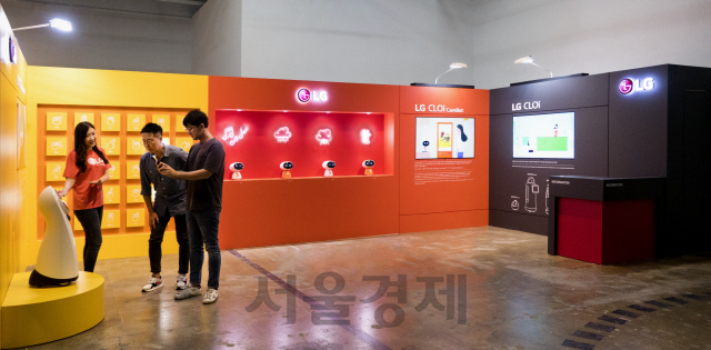 LG전자가 7일부터 이틀간 ‘2019 광주디자인비엔날레’에서 운영하는 팝업 전시관에 컨셉 로봇들이 전시돼 있다. /사진제공=LG전자