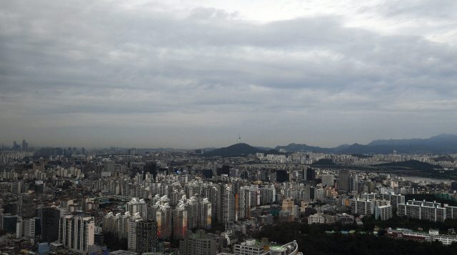 제13호 태풍 '링링'이 북상 중인 6일 서울 강남구 트레이드타워에서 바라본 도심 하늘에 먹구름이 껴있다. 최대 초속 55m(시속 200km) 이상의 강한 바람을 동반한 태풍 '링링'은 제주도와 남부지방은 6일 오후, 중부지방은 7일 오전부터 영향권에 들 것으로 예보됐다./오승현기자 2019.9.6