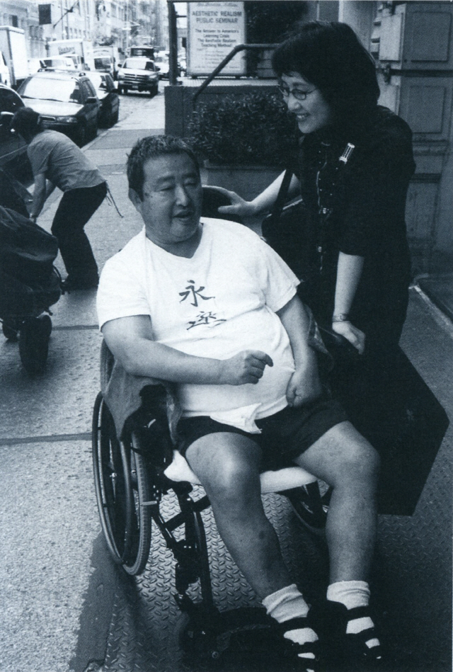 김홍희 큐레이터가 백남준의 뉴욕 집을 방문해 함께 외출 중이다. 백남준은 1996년 4월 9일 뉴욕 자택에서 뇌졸중으로 쓰러진 후 휠체어 신세를 지게 됐다. /사진제공=천호선