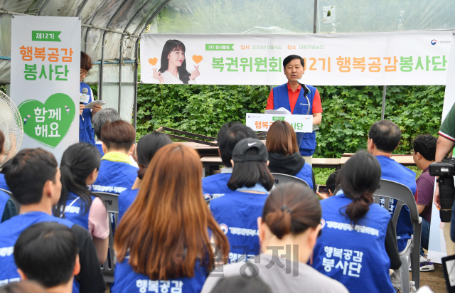 구윤철 기획재정부 2차관이 6일 오전 서울 서초구 대원주말농장에서 열린 복권위원회 행복공감봉사단 행사에 참석해 인사말을 하고 있다. /사진제공=기획재정부