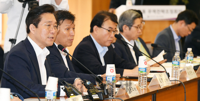 성윤모(왼쪽) 산업통상자원부 장관이 6일 오전 서울 강남구 트레이드타워에서 열린 ‘제3차 민관합동 무역전략조정회의’에 참석해 모두발언을 하고 있다. /오승현기자