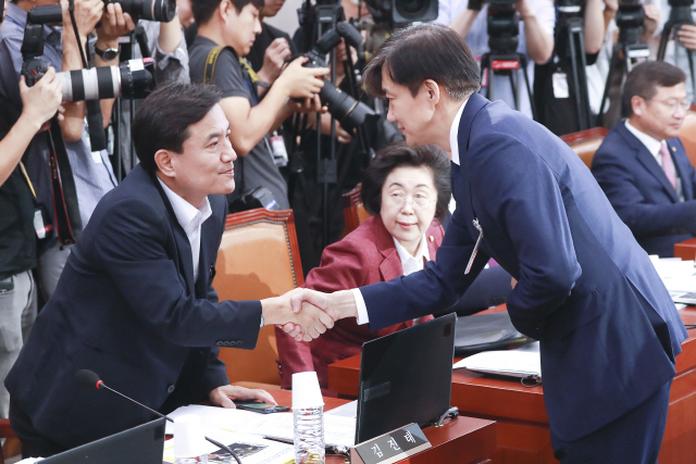 조국 법무부 장관 후보자가 6일 오전 국회에서 열린 법사위 인사청문회에서 김진태 자유한국당 의원과 인사하고 있다. /연합뉴스