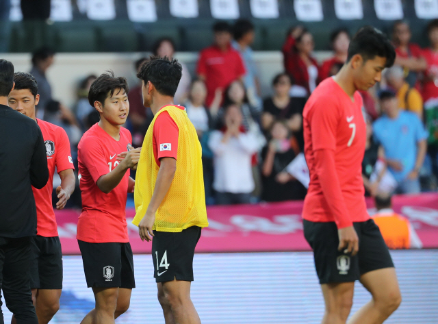 축구 대표팀 손흥민(오른쪽)이 6일 조지아와 평가전을 마친 뒤 무거운 표정으로 그라운드를 떠나고 있다. /연합뉴스