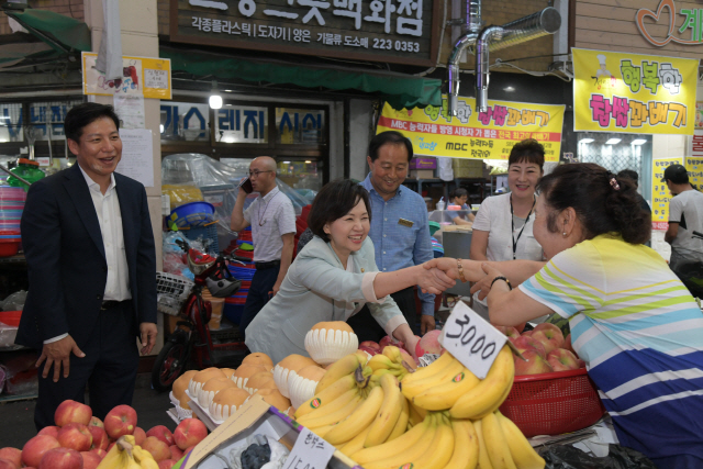 이의경(왼쪽 두번째) 식품의약품안전처장이 6일 충청북도 청주시 상당구에 위치한 육거리종합시장에서 시장 상인들을 격려하고 있다.  /사진제공=식약처