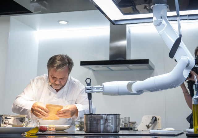 6일(현지시간) 독일 베를린에서 개막한 유럽 최대 가전 전시회 ‘IFA 2019’에서 삼성전자가 ‘삼성 클럽 더 셰프’와 ‘삼성봇 셰프’가 협업해 요리하는 시연을 선보이고 있다. 삼성봇 셰프는 로봇 팔에 다양한 도구를 바꿔 장착함으로써 요리를 보조한다. 다운로드 받은 레시피에 따른 특정 작업을 수행할 수도 있다./사진제공=삼성전자.