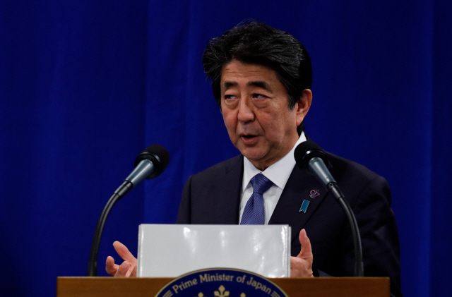 아베 신조 일본 총리가 지난달 26일(현지시간) 프랑스 비아리츠에서 열린 G7정상회의에서 기자회견하고 있다. /비아리츠=AFP연합뉴스