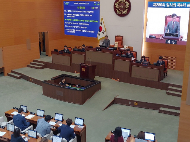 6일 서울시의회 임시회 폐회식에서 신원철 서울시의회 의장이 조례안에 대한 의원들의 의견을 묻고 있다.   /변재현기자