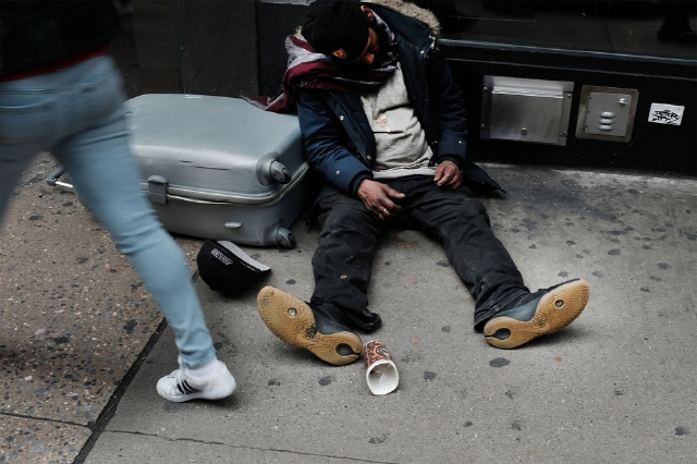 미 뉴욕시 맨해튼의 길거리에서 한 노숙자가 잠을 자고 있다. 뉴욕시는 최근 홈리스가 급증해 고민하고 있다. /게티이미지