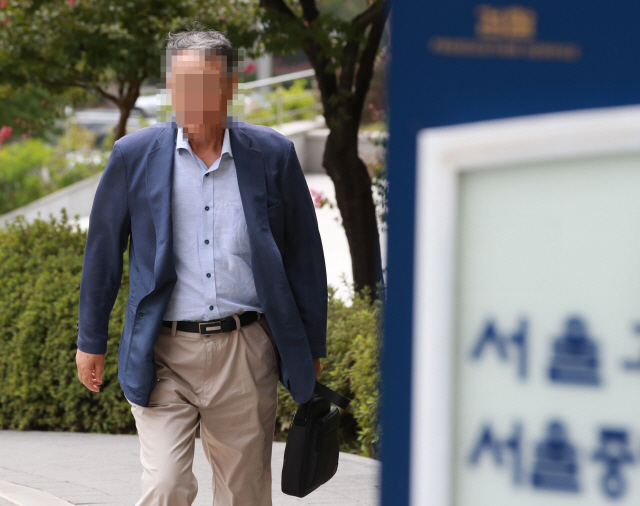 6일 서울 서초동 서울중앙지검에 조국 법무부 장관 후보자 일가가 운영하는 사학법인 웅동학원의 이모 이사가 검찰 조사를 받기 위해 출석하고 있다. /연합뉴스