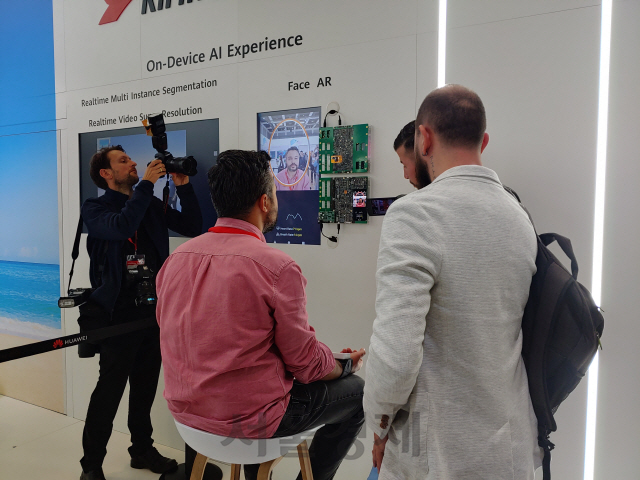 관람객이 독일 베를린에서 열린 유럽 최대 가전전시회 IFA2019 화웨이 전시장에서 5G폰용 통합칩 ‘기린 990’을 이용한 페이스 AR을 체험해보고 있다./권경원기자