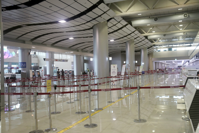 제13호 태풍 ‘링링’의 영향으로 7일 오전 제주공항 항공편 운항이 차질을 빚으면서 공항 청사 안이 한산한 모습을 보인다. /제주=연합뉴스