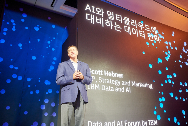 스캇 허브너 IBM 데이터 및 AI 글로벌 마케팅 부사장이 지난 5일 서울 강남구 르메르디앙서울호텔에서 열린 ‘IBM 데이터 앤 AI 포럼’에서 ‘AI와 멀티클라우드에 대비하는 데이터 준비 전략’에 대해 발표하고 있다./사진제공=한국IBM