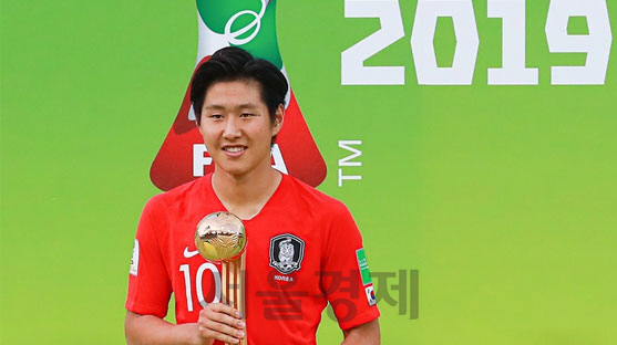 이강인이  지난 6월 16일(한국시간) 2019 피파 20살 이하 월드컵 골든볼 수상한 뒤 기뻐하고 있다. 우치/연합뉴스