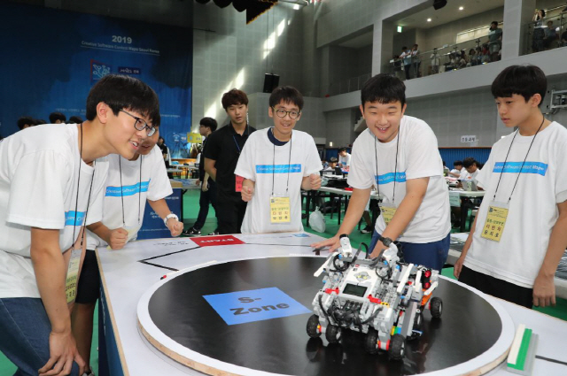8일 마포구 전국창의소프트웨어 경진대회에 참가한 청소년들이 로봇씨름을 하고 있다.   /사진제공=마포구