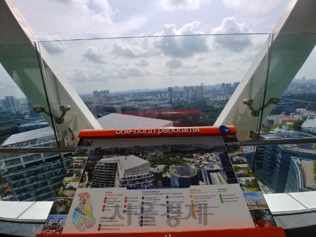 적도에서 북위 1도에 있는 싱가포르의 위치를 본따 작명한 ‘원-노스 파노라마’ 지역에 있는 바이오폴리스와 퓨전폴리스를 조감도 앞에서 찍은 모습. /사진=고광본선임기자