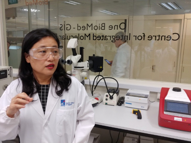 싱가포르에서 창업한 박미경 원바이오메드 대표가 실험실에서 연구성과를 설명하고 있다. /사진=고광본선임기자