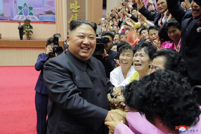 김정은 북한 국무위원장이 지난 6일 열린 제14차 전국교원대회에 참석해 참가자들과 인사를 하고 있다./연합뉴스