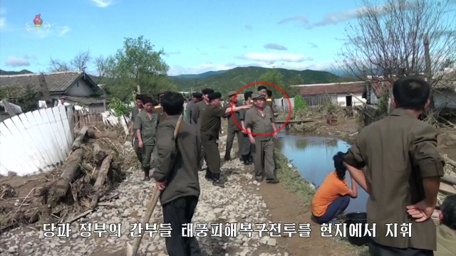 북한이 태풍 ‘링링’의 영향권에서 벗어난 8일 주민들에게 피해 상황을 비교적 상세히 전하며 피해 복구에 총력을 기울이고 있다. 사진은 조선중앙TV가 보도한 영상에서 오수용(붉은 원) 당부위원장이 피해 현장에서 관계자의 설명을 듣는 모습./ 연합뉴스