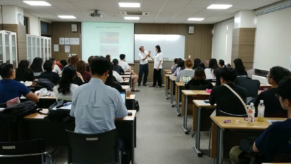 와이즈유 물리치료학과가 지난 6일 근골격계 전문자격 과정 프로그램 일환인 ‘테이핑 임상전문가 교육’을 진행하고 있다./사진제공=와이즈유