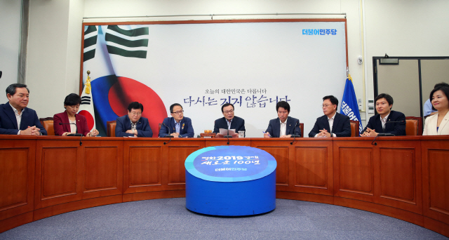이해찬(가운데) 더불어민주당 대표가 9일 오전 여의도 국회에서 열린 최고위원회의에서 발언하고 있다./연합뉴스
