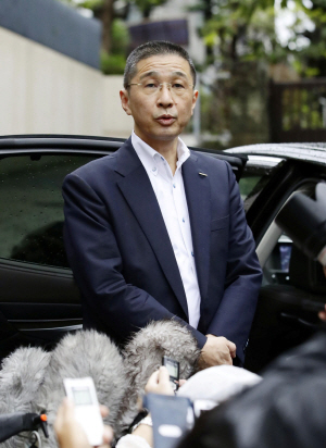 사이카와 히로토 닛산자동차 사장이 9일(현지시간) 이사회에 앞서 일본 도쿄에 있는 자택 앞에서 기자들의 질문에 답하고 있다. /도쿄=로이터연합뉴스