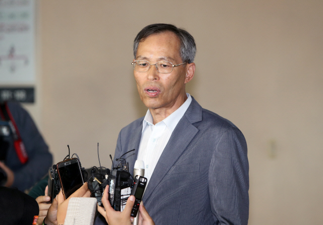 9일 오후 경북 영주시 동양대학교 대학본부에서 조국 법무부 장관 부인 정경심 교수의 딸 표창장 발급 의혹을 조사해온 동양대 진상조사단 권광선 단장이 조사내용을 발표하고 있다. / 연합뉴스