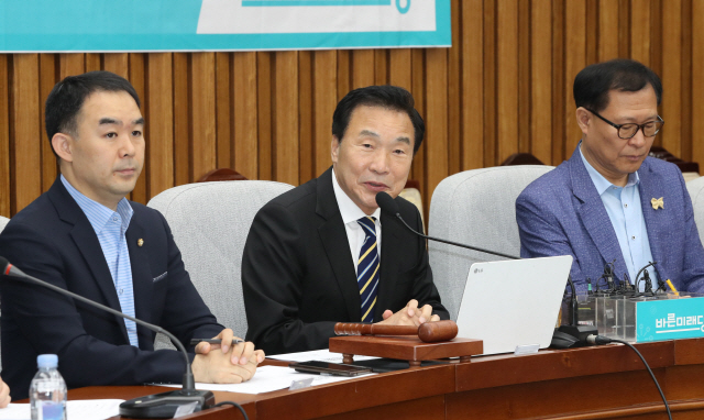 손학규(가운데) 바른미래당 대표가 9일 국회에서 열린 최고위원회의 및 확대간부회의에서 발언하고 있다. /연합뉴스