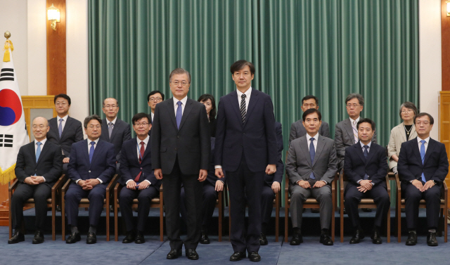 문재인 대통령이 9일 오후 청와대에서 조국 신임 법무부 장관에게 임명장을 수여한 뒤 기념촬영 하고 있다. /연합뉴스