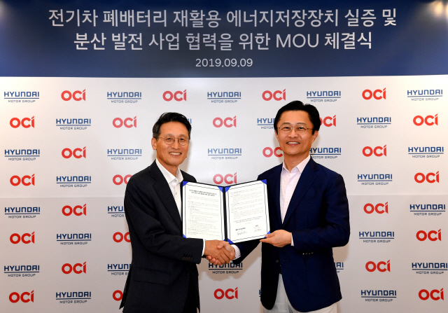김택중(왼쪽) OCI 대표이사 사장과 지영조 현대차그룹 전략기술본부장 사장이 9일 서울 양재 현대차그룹 본사에서 ‘전기차 폐배터리 재활용 에너지저장장치(ESS) 실증 및 분산발전 사업 협력 양해각서(MOU)’를 체결한 뒤 기념촬영을 하고 있다. /사진제공=OCI