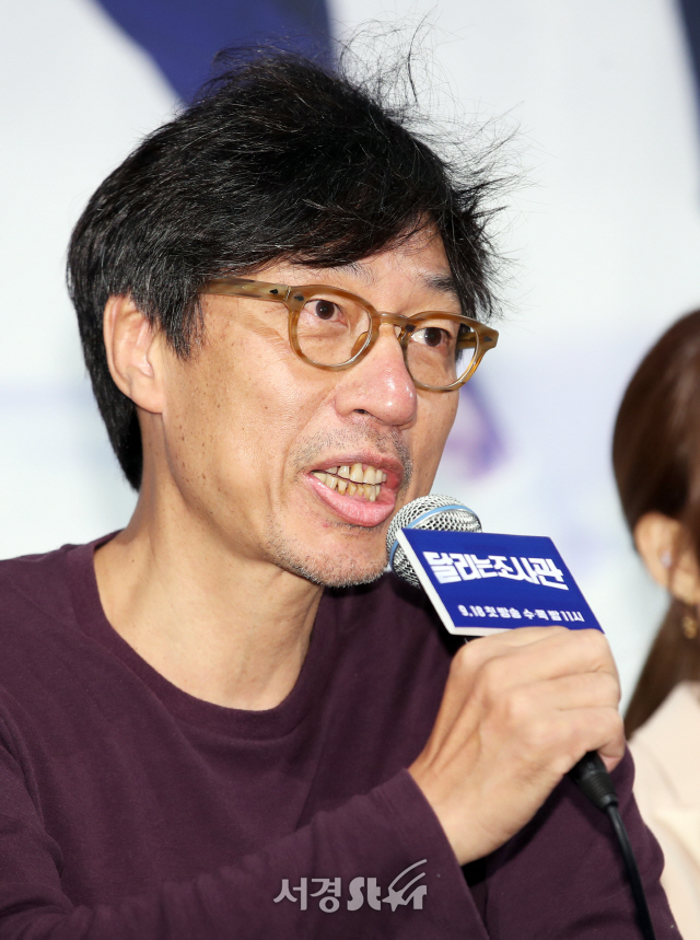김용수 감독이 9일 오후 서울 강남구 임피리얼팰리스에서 열린 OCN 새 수목 오리지널 ‘달리는 조사관’(연출 김용수, 극본 백정철) 제작발표회에 참석해 질의응답 시간을 갖고 있다.