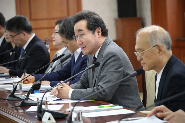 이낙연(오른쪽 두번째) 국무총리가 9일 정부서울청사에서 열린 자살예방정책위원회 회의를 주재하고 있다. /연합뉴스