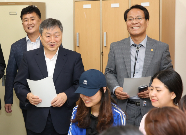 박백범(사진 둘째줄 왼쪽 첫 번째) 교육부 차관이 이덕훈(〃 두번째) 한남대 총장과 학생들을 격려하고 있다. 사진제공=한남대