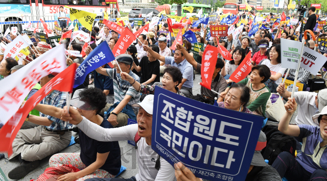 9일 오후 서울 세종로공원 앞에서 열린 '분양가상한제 소급적용 저지 재개발·재건축 조합원 총궐기대회'에 참가한 조합원들이 분양가상한제는 재산권을 침해하는 것이라 주장하며 즉각 철회를 촉구하고 있다./오승현기자 2019.9.9