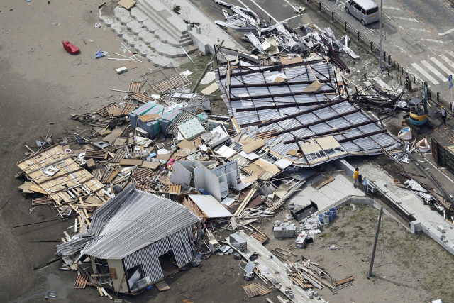 제15호 태풍 ‘파사이’가 강타한 9일(현지시간) 일본 도쿄 남쪽 미우라 해변 주택들이 형태를 알아볼 수 없을 정도로 부서져 흩어져 있다. /미우라=AP연합뉴스