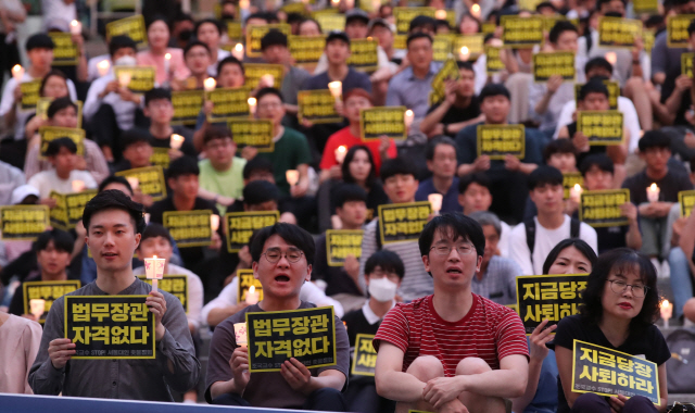 조국 법무부 장관이 임명된 9일 서울 관악구 서울대학교에서 제3차 서울대인 촛불집회 참가자들이 ‘지금당장 사퇴하라’는 팻말과 촛불을 들고 있다./연합뉴스
