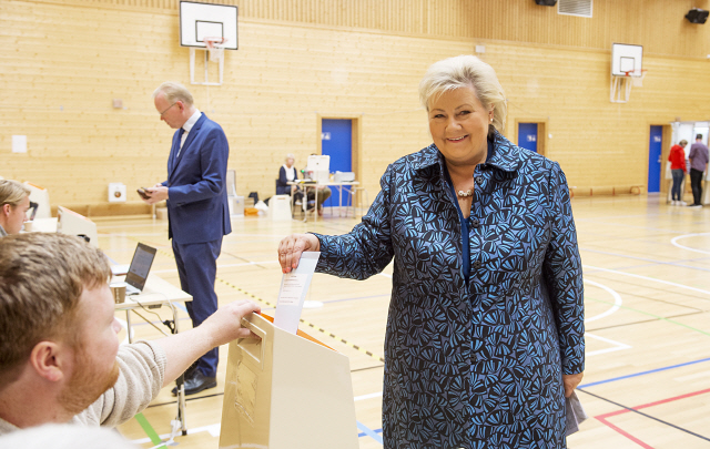 에르나 솔베르그(오른쪽) 노르웨이 총리가 9일(현지시간) 기초의원 선거에서 투표하고 있다. /베르겐=EPA연합뉴스