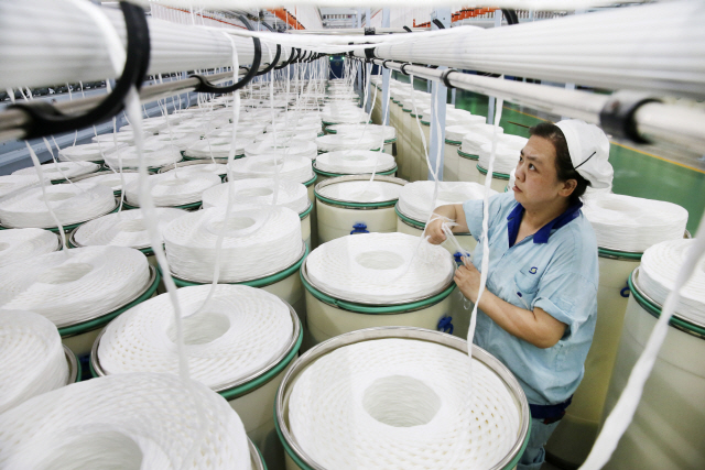 중국 장쑤성 난퉁시의 한 섬유공장에서 근로자가 작업중이다. /AP연합뉴스