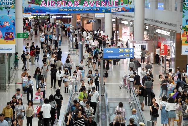 지난 7월 여름휴가철을 맞아 여행객들로 붐비는 인천공항 제1터미널 면세구역. /영종도=이호재기자